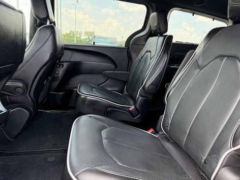 Used 2025 Chrysler Pacifica Limited FWD image 16