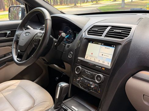 Used 2018 Ford Explorer XLT w/ Equipment Group 202A FWD image 22
