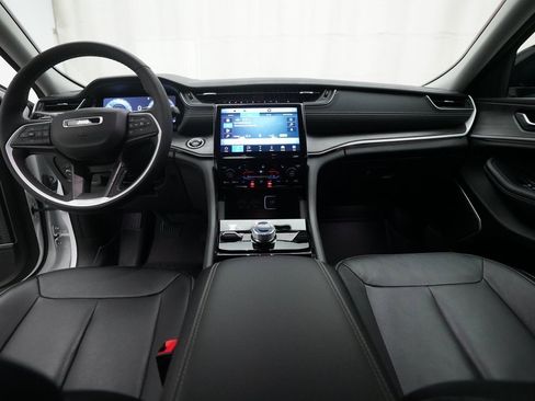 Used 2023 Jeep Grand Cherokee Limited w/ Black Appearance Package image 5