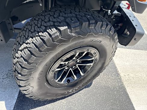 Used 2025 Jeep Wrangler Unlimited Rubicon AWD/4WD image 8