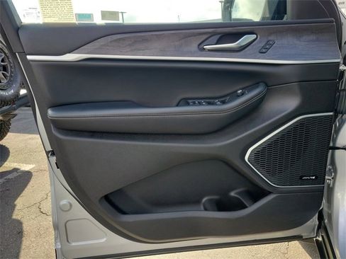 Used 2023 Jeep Grand Cherokee 4WD 4xe w/ Luxury Tech Group II image 19