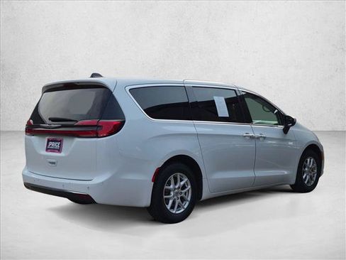 Used 2023 Chrysler Pacifica Touring-L FWD image 5