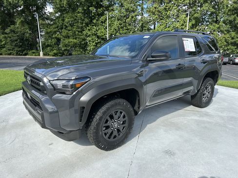 Used 2025 Toyota 4Runner SR5 AWD/4WD image 5