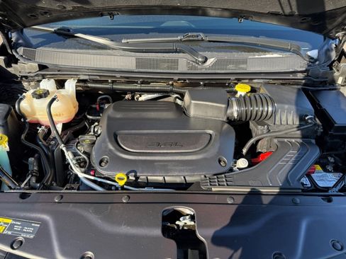 Used 2025 Chrysler Pacifica Select image 40