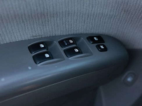 Used 2006 Kia Sedona LX image 41