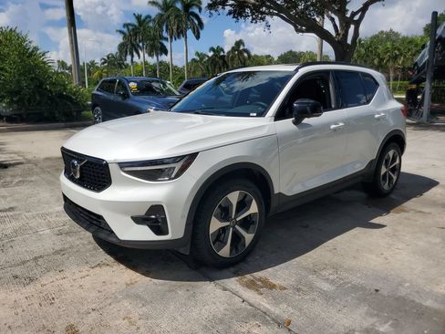 Certified 2024 Volvo XC40 B5 Plus AWD/4WD image 3