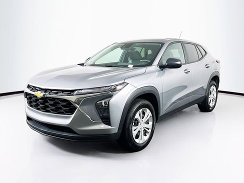 Used 2025 Chevrolet Trax LS image 3