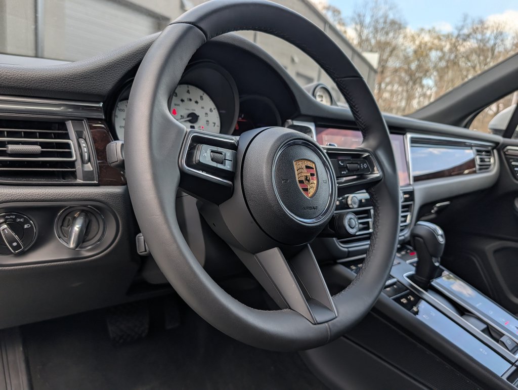 Certified 2025 Porsche Macan AWD/4WD image 14