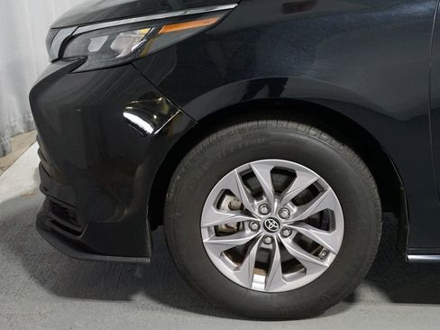Used 2024 Toyota Sienna LE image 5