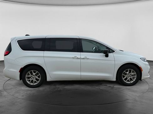 Used 2024 Chrysler Pacifica Touring-L FWD image 11