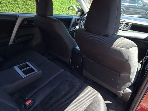Used 2018 Toyota RAV4 LE FWD image 28