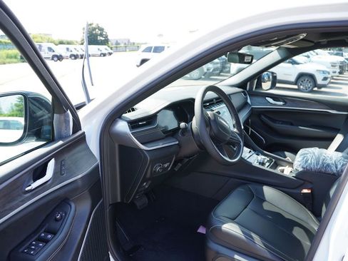 New 2025 Jeep Grand Cherokee Limited w/ Black Appearance Package image 10