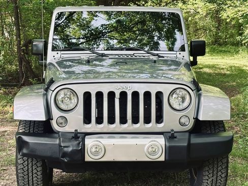 Used 2014 Jeep Wrangler Unlimited Sahara w/ Dual Top Group AWD/4WD image 11