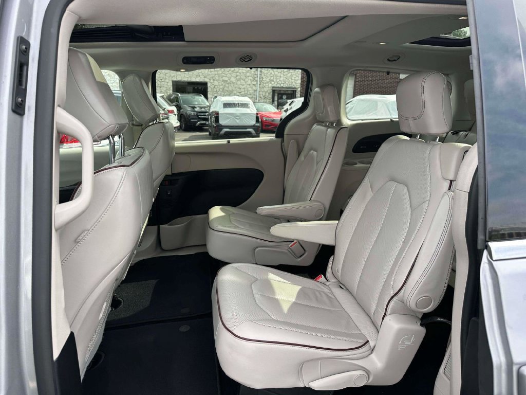Used 2020 Chrysler Pacifica Limited w/ Advanced Safetytec Group FWD image 9