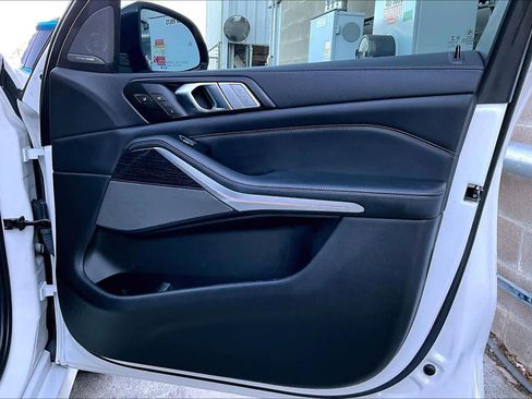 Used 2022 BMW X7 M50i image 22