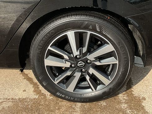 Used 2025 Nissan Versa SV image 8