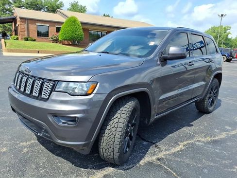 Used 2018 Jeep Grand Cherokee Altitude AWD/4WD image 18