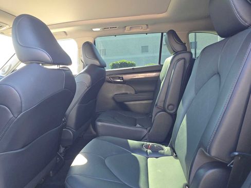Certified 2022 Toyota Highlander Platinum image 18