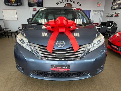 Used 2016 Toyota Sienna XLE w/ XLE Navigation Package AWD/4WD image 4