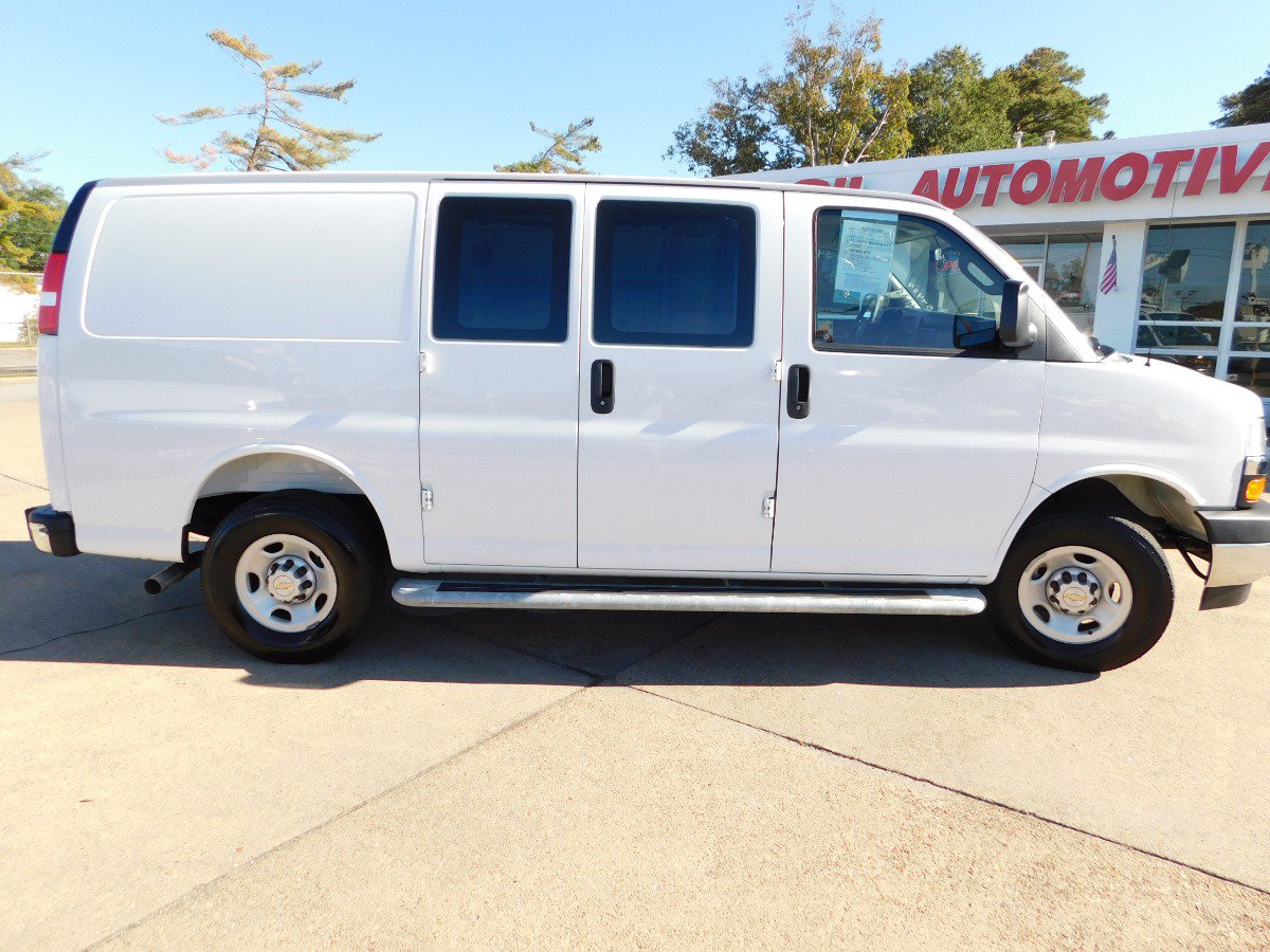 Used 2025 Chevrolet Express 2500 w/ Driver Convenience Package RWD image 3