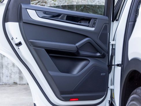 Certified 2025 Porsche Cayenne Coupe image 38