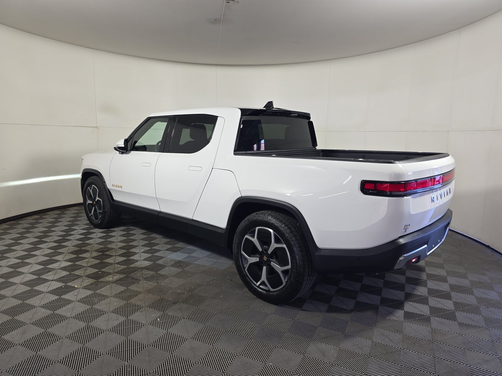 Used 2022 Rivian R1T Adventure AWD/4WD image 3