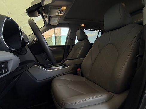 Used 2022 Toyota Highlander Platinum image 5