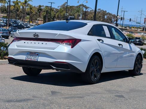 Used 2022 Hyundai Elantra SEL w/ Convenience Package FWD image 12