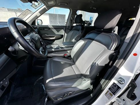 Used 2024 Kia EV9 Light Long Range RWD image 13