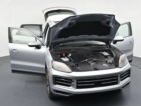 Certified 2025 Porsche Cayenne AWD/4WD image 18