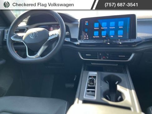 Used 2024 Volkswagen Atlas Cross Sport SE image 29