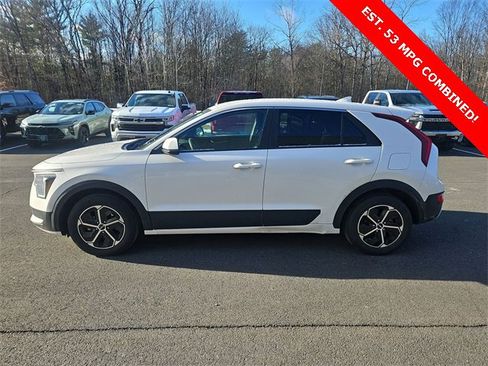 Used 2024 Kia Niro LX image 2