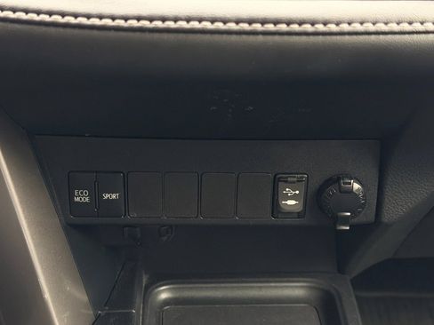 Used 2018 Toyota RAV4 XLE image 28