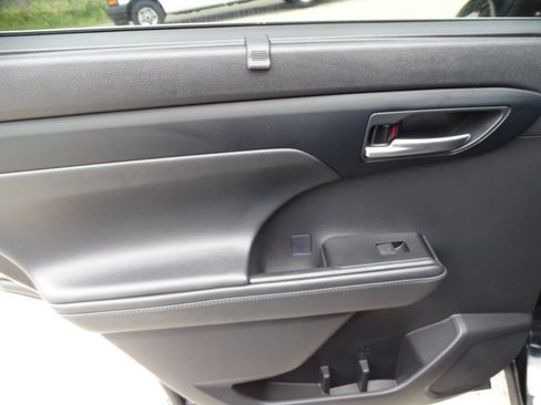 Used 2021 Toyota Highlander XLE image 35