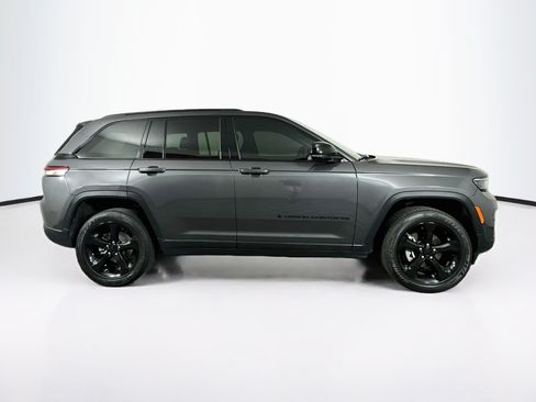 Used 2025 Jeep Grand Cherokee Altitude AWD/4WD image 10