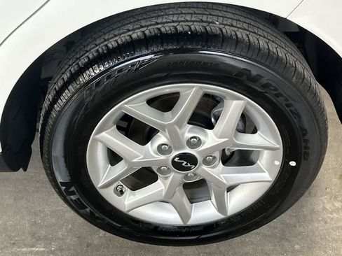 Used 2025 Kia Soul LX w/ LX Technology Package FWD image 11