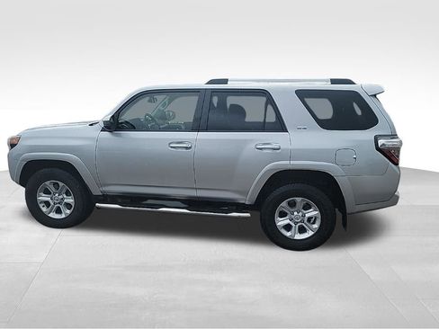 Used 2020 Toyota 4Runner SR5 AWD/4WD image 9