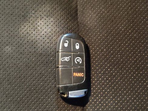 Used 2017 Jeep Grand Cherokee Altitude image 32