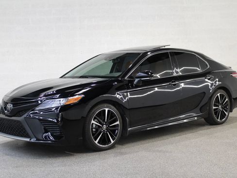 Used 2020 Toyota Camry XSE image 1