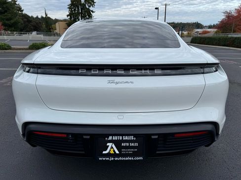 Used 2022 Porsche Taycan image 9