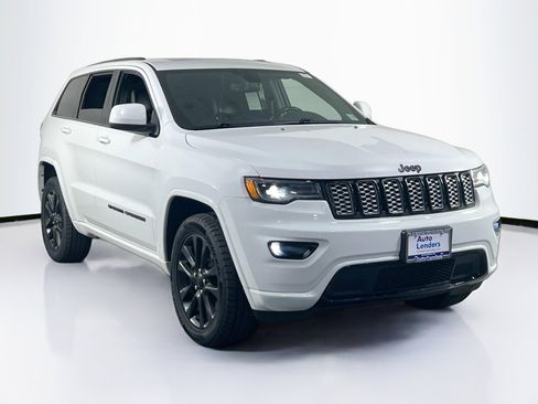 Used 2022 Jeep Grand Cherokee Laredo X image 3