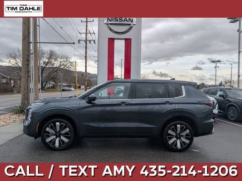 Used 2025 Mitsubishi Outlander SE image 1