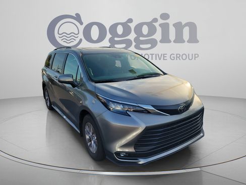 Used 2026 Toyota Sienna XLE FWD image 10