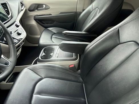 Used 2024 Chrysler Pacifica Touring-L FWD image 7