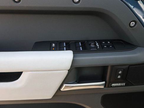 New 2026 Land Rover Defender 110 X-Dynamic SE image 31