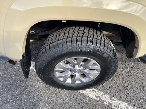 Used 2019 Toyota Tacoma SR5 AWD/4WD image 35