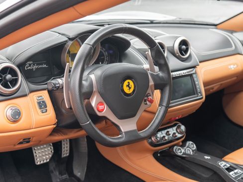 Used 2012 Ferrari California RWD image 13