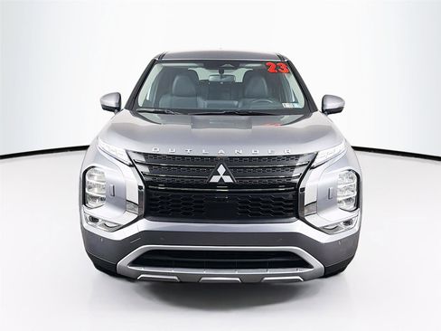 Used 2023 Mitsubishi Outlander SE AWD/4WD image 2