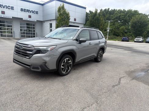 Used 2025 Subaru Forester Limited AWD/4WD image 3