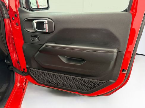 Used 2025 Jeep Wrangler Sahara image 32